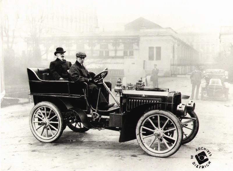 Ettore Bugatti e Eugène de Dietrich su una delle prime automobili della storia primi anni del 900
